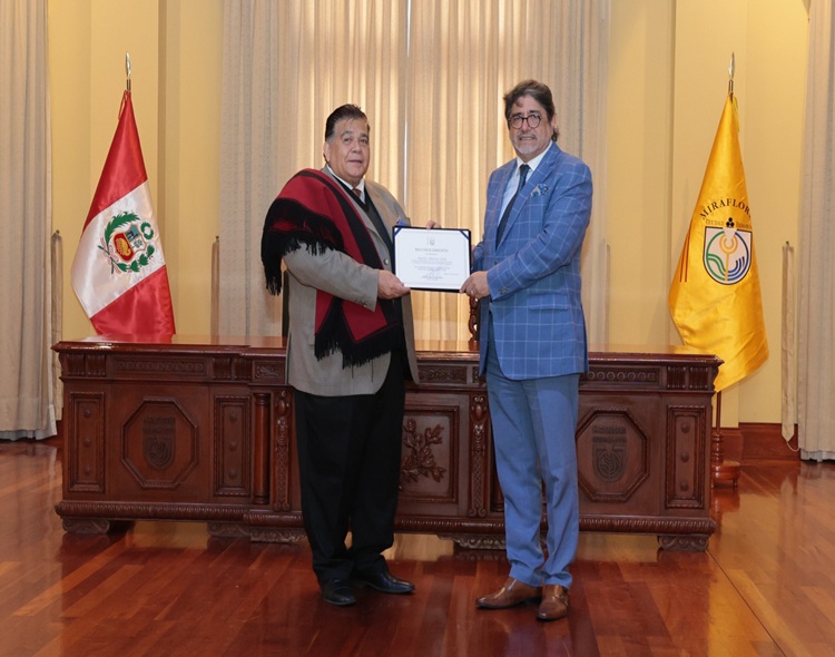 EL INTENDENTE MARIO ISHII DISTINGUIDO EN MIRAFLORES, PERÚ, CON LA LLAVE DE LA CIUDAD